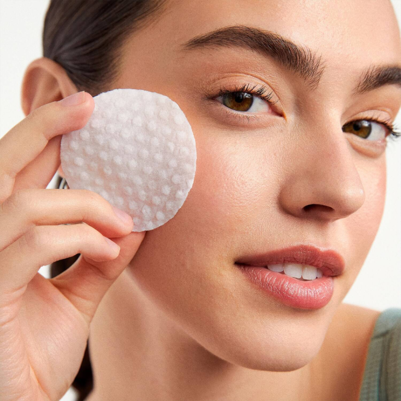 FIRST AID BEAUTY Facial Radiance Pads with Glycolic + Lactic Acids 28 Pads - Image 3