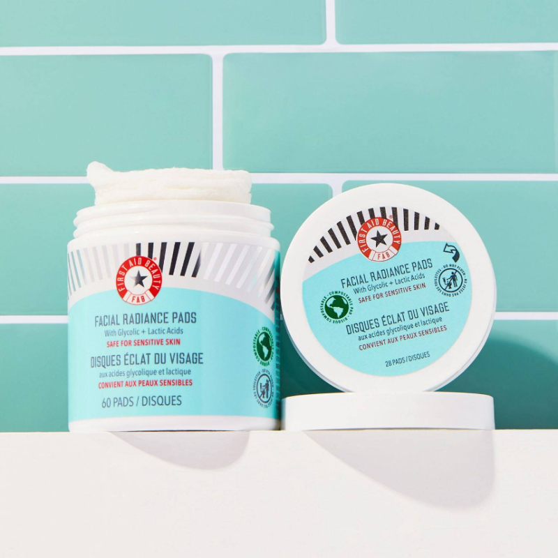 FIRST AID BEAUTY Facial Radiance Pads with Glycolic + Lactic Acids 28 Pads - Image 4