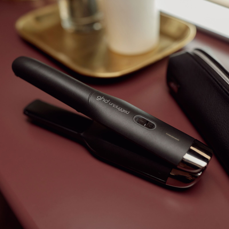 ghd Unplugged Cordless Styler Black - USB Connector and Plug - Image 4