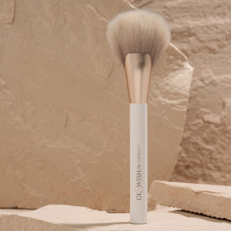 Huda Beauty GloWish Airbrush Finish Brush - Image 2